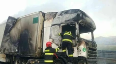 Tragická nehoda na R3: Kamión po náraze do auta zachvátili plamene