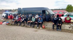 Natlačení ako sardinky. Z modrej dodávky v Kalnej nad Hronom vyskákalo vyše tridsať migrantov