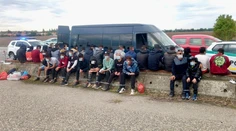 Natlačení ako sardinky. Z modrej dodávky v Kalnej nad Hronom vyskákalo vyše tridsať migrantov
