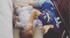 Starší brat je pri tebe a všetko je o.k. Trojročný chlapec tíšil smrteľne chorého bračeka