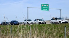 Kolóny v Bratislave. Na viacerých miestach je až hodinové zdržanie