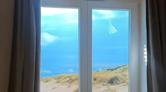 VIDEO: Z rozprávkovej dovolenky nebolo nič. Žena po príchode do izby zistila, že namiesto okna je tapeta