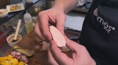 Mäso je vďaka nej šťavnaté a má lepšiu textúru. Kuchári na túto metódu varenia nedajú dopustiť