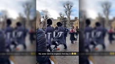 Video: Člen kráľovskej gardy zrazil dieťa k zemi a prekročil ho, akoby sa nič nestalo