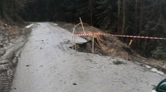 Cesta je neprejazdná. Medzi Oravskou Lesnou a Zázrivou sa zosunula pôda