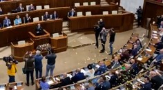 VIDEO: Romana Tabák vystrelila v sále konfety. Oslávila rozpočet, no viacerí poslanci sa zľakli