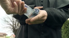 Pozor na podvodníka! Falošný farár chodí po domoch a pýta peniaze