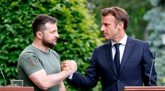 Macron telefonoval so Zelenským: Vojnové zločiny, ktoré Rusi spáchali na Ukrajine, neostanú nepotrestané