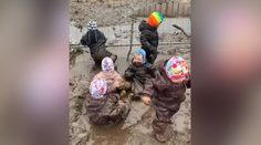 So smiechom sa hádžu do blata a je im dobre. Video z dánskej škôlky sa stalo hitom internetu