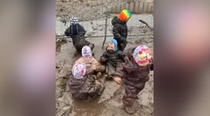 So smiechom sa hádžu do blata a je im dobre. Video z dánskej škôlky sa stalo hitom internetu