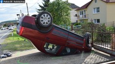 Vážna dopravná nehoda: Auto skončilo po náraze na streche, zasahoval aj vrtuľník