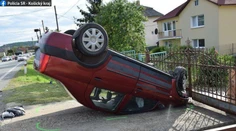 Vážna dopravná nehoda: Auto skončilo po náraze na streche, zasahoval aj vrtuľník
