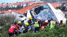 Na ostrove Madeira po havárii autobusu zomrelo 29 turistov. Z vraku vyliezali aj štvornožky