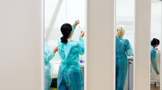 Čakať do leta na Pfizer je nebezpečné. Na uvoľnenie opatrení doplatia nezaočkovaní 50-nici