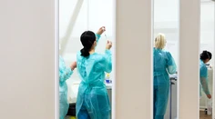 Čakať do leta na Pfizer je nebezpečné. Na uvoľnenie opatrení doplatia nezaočkovaní 50-nici