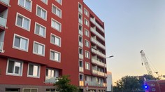 Hasiči zasahovali pri požiari bytovky v Petržalke. Horelo v reštaurácii na prízemí