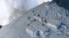 Zo sopky Ontake začali odvážať ďalšie telá obetí