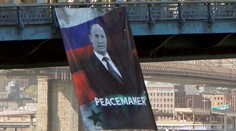 Putin dnes oslavuje narodeniny, z mosta v New Yorku visel jeho portrét