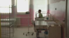 Chlapec zomrel v nemocnici mesiace po ťažkej autonehode. Rodičia majú pochybnosti o liečbe