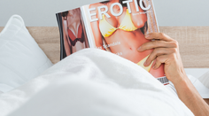 Muža zabila vášeň. Počas „listovania“ ho privalil šesťtonový regál plný porno časopisov