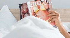 Muža zabila vášeň. Počas „listovania“ ho privalil šesťtonový regál plný porno časopisov