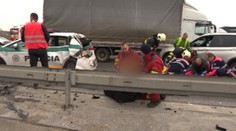 V Bratislave sa zrazil kamión s osobným a policajným autom, dvaja policajti sú ťažko zranení