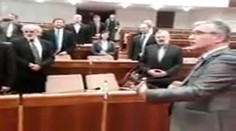 Poslanci si zaspievali Tichú noc, niektorí poriadne falošne