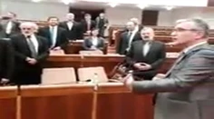 Poslanci si zaspievali Tichú noc, niektorí poriadne falošne