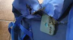 Smartfón vybuchol žiakovi priamo počas vyučovania. Ruksak mu odhodilo niekoľko metrov, privolať museli hasičov