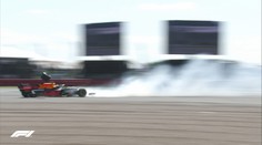 VIDEO: Dramatický začiatok VC Veľkej Británie: Verstappen skončil po kolízii s Hamiltonom v bariérach