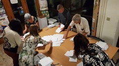 Zostali kopy papierov a kartónov. Samosprávy majú povinnosti aj po voľbách