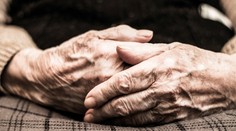 Syn dlhé roky týral svoju matku v rodnom dome