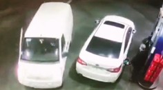 VIDEO: Muž sa ubránil zlodejom netradičným spôsobom. Z čerpacej stanice ich vyhnal benzínom