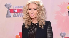 Iggy Azalea má silikóny. Potrebujete však na ne lupu