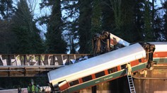 Vlak, ktorý sa vykoľajil v štáte Washington, išiel nepovolenou rýchlosťou