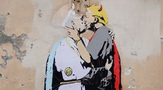 V Ríme sa objavilo graffiti, na ktorom sa pápež bozkáva s Trumpom