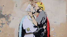 V Ríme sa objavilo graffiti, na ktorom sa pápež bozkáva s Trumpom