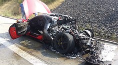 Luxusné Ferrari začalo horieť počas jazdy. Zostalo po ňom iba toto