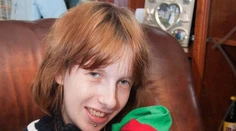 Táto žena sa asi zbláznila. Kladivom si udiera do tehotenského bruška