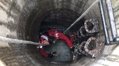 V Prahe zmizol v šesťmetrovom kanáli muž, hasiči bojujú o jeho život