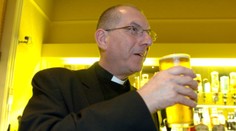 Katolíckych kňazov vyhodili z baru, lebo si mysleli, že ide o rozlúčku so slobodou