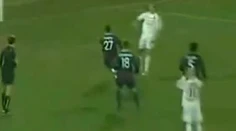 Náš futbalista "zavesil" neuveriteľný gól vlastnému brankárovi. Video