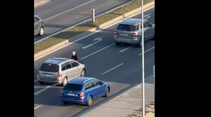 VIDEO: Bizarný incident. Muž si sadol na kapotu auta a odtrhol z neho stierače, vodič pokračoval v jazde