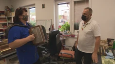 Manželia sú oddaní heligonkam. Vyrábajú ich aj učia na nich hrať už niekoľko rokov