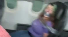 Agresívna žena sa počas letu pokúšala otvoriť dvere lietadla. Personál rázne zakročil