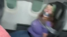 Agresívna žena sa počas letu pokúšala otvoriť dvere lietadla. Personál rázne zakročil