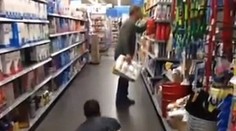 Muž bez nôh a ruky straší ľudí pri nakupovaní