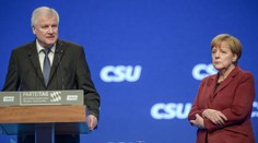 Politický spojenec Angely Merkelovej sa dištancoval od jej postoja k migrantom