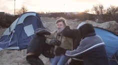 Dokumentárny štáb napadli utečenci, ďalší imigranti reportérov zachránili