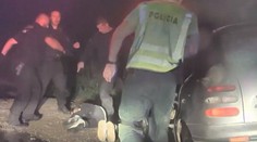 Policajti, ktorí surovo dokopali mladé dievča, sa na našu kameru verejne ospravedlnili